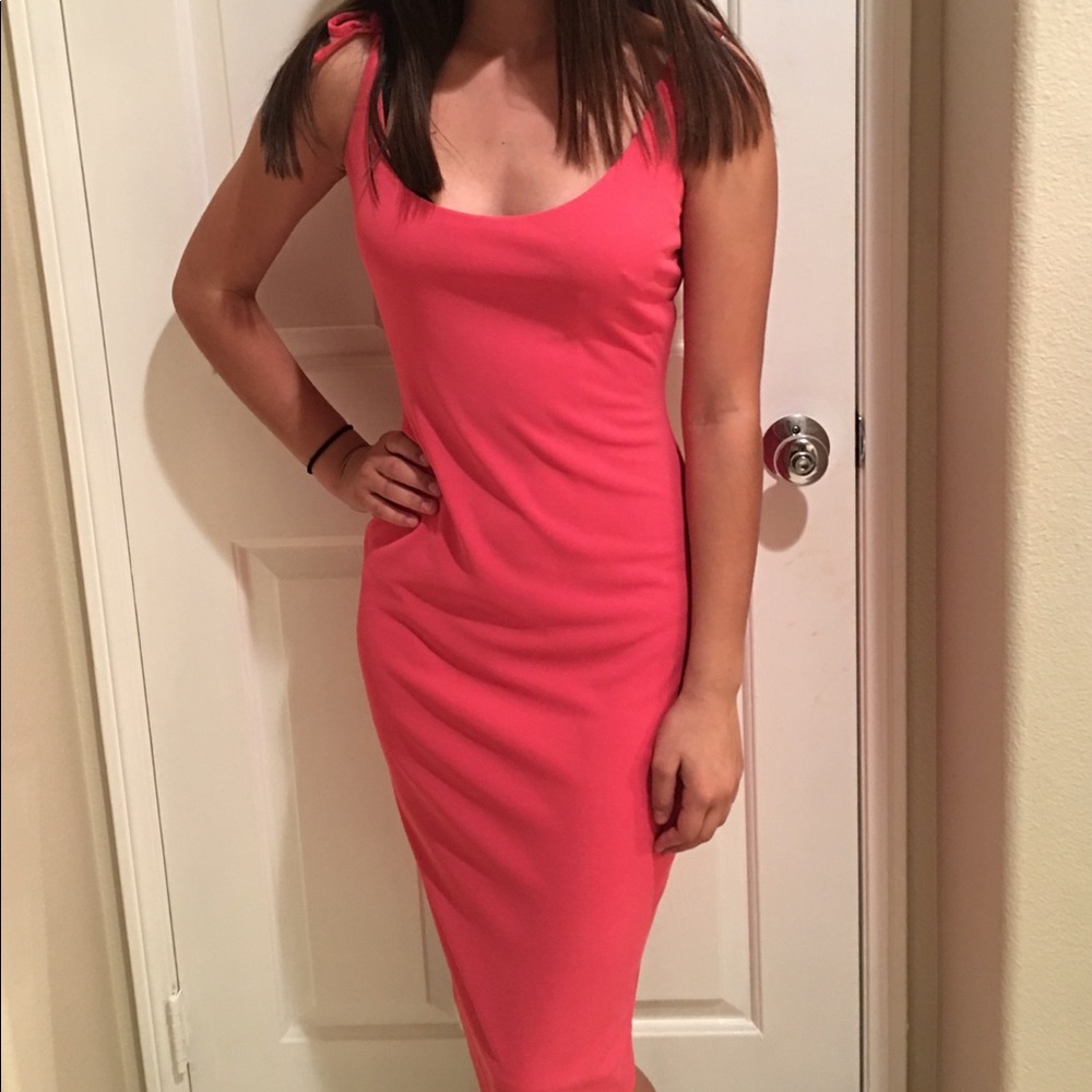 Like new. Spandex/polyester and fully lined.